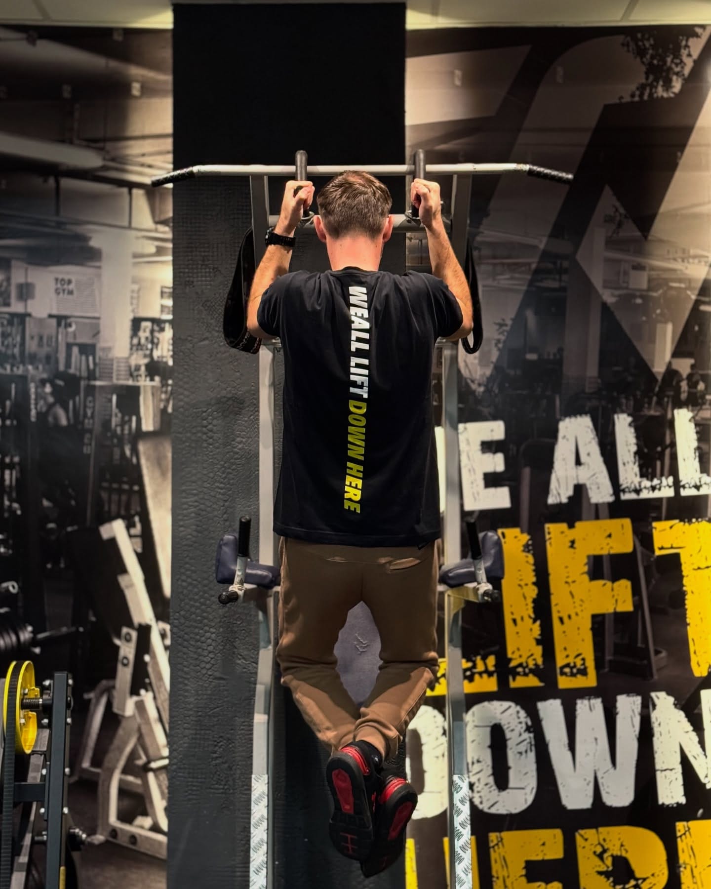Zgib ispred murala „We all lift down here“